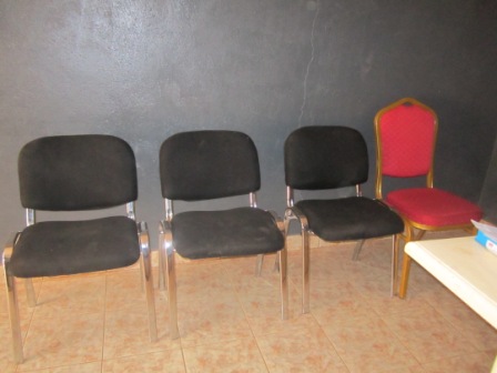 Des chaises pour visiteurs.