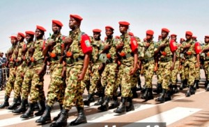 Une parade de militaires burkinabè le 1er Novembre 2013 à Ouagadougou,lors de la célébration du 53è anniversaire de l'armée nationale.
