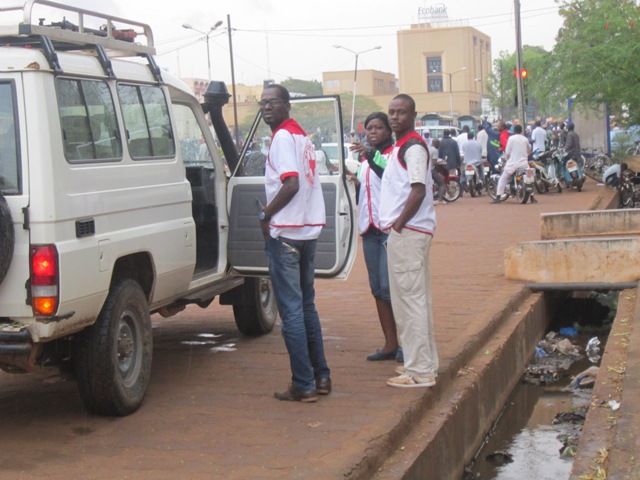 La Croix rouge burkinabè pour secourir en cas de troubles lors de la marche de l'opposition le 18 janvier 2014 à Ouaga.