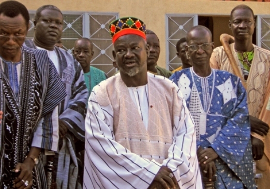 Sa Majesté le Mogho Naaba Bâongho , 37 è empereur des Mossé ( au milieu en bonnet rouge). 