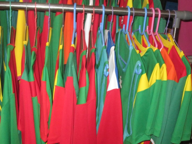 Achetez vos survêtements sportifs aux couleurs du drapeau burkinabè ou selon les couleurs de vos choix à KRAS Equipements sportifs à Ouagadougou.