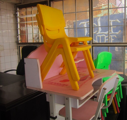 Des tables et chaises pour enfants et élèves .
