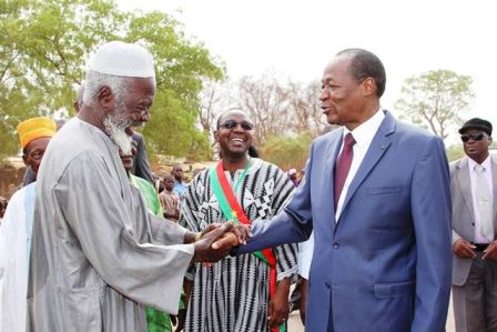 Blaise Compaoré (à droite) et Boukary Kaboré dit le lion(opposant),le 09 Mai 2014 à Poa.Qu'ont-ils bien pu se dire?Est-ce la fin des hostilités ouvertes entre ces deux hommes issus de l'armée et qui se connaissent bien?