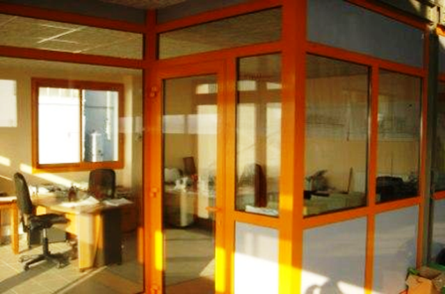 Un modèle de cloisonnement par vitres pour plus d’espaces dans vos bureaux et ateliers.