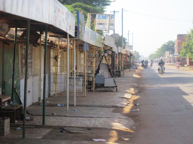 Des étals et boutiques de commerçants fermés dans la matinée du 28 Octobre 2014 par prudence en raison de la manifestation de protestation de l’opposition.