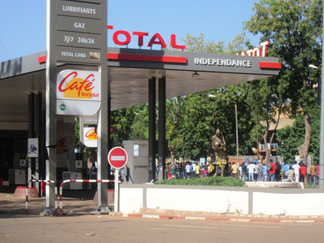 Des stations-services closes le 28 Octobre 2014 et les citoyens ont eu raison de se faire le plein de réservoir la veille pour échapper à une pénurie de carburant.