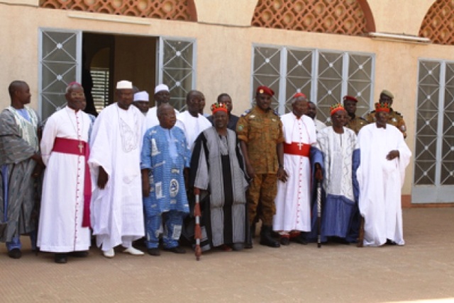 Le lieutenant-colonel ZIDA parmi les autorités coutumières et religieuses le 04 novembre 2014 dans la cour royale du Mogho Naba Baongho(bonnet rouge et canne à la main) à Ouagadougou.