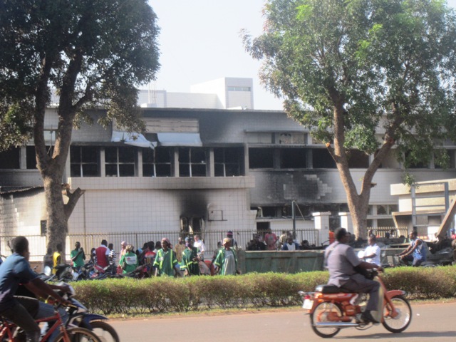 Nettoyage le 1er novembre 2014 devant l'Assemblée nationale incendiée le 30 Octobre 2014 par les populations en insurrection.
