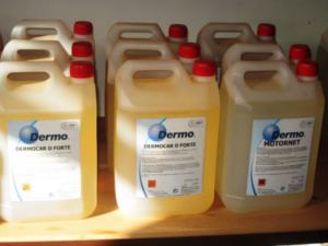De grands bidons de produits Dermo pour le nettoyage hygiénique des maisons et bureaux.