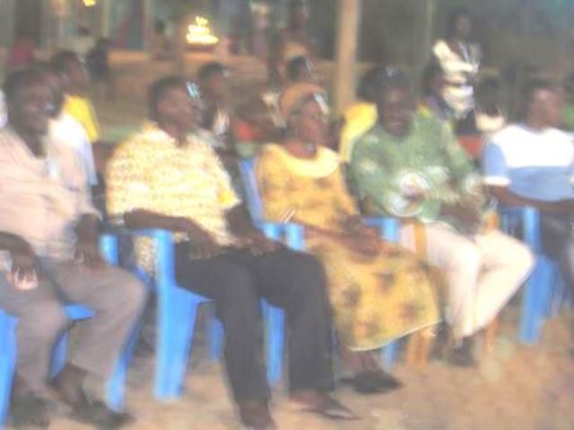De droite à gauche:le curé de la paroisse ,abbé Isidore Zongo et la présidente du CPL,Mme Solange Boro à la soirée culturelle de la semaine du laîcat.