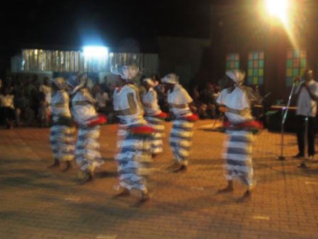 Une troupe de danse moaga applaudie par les mossis et ironisée par les parents à plaisanterie samos lors de la soirée culturelle.