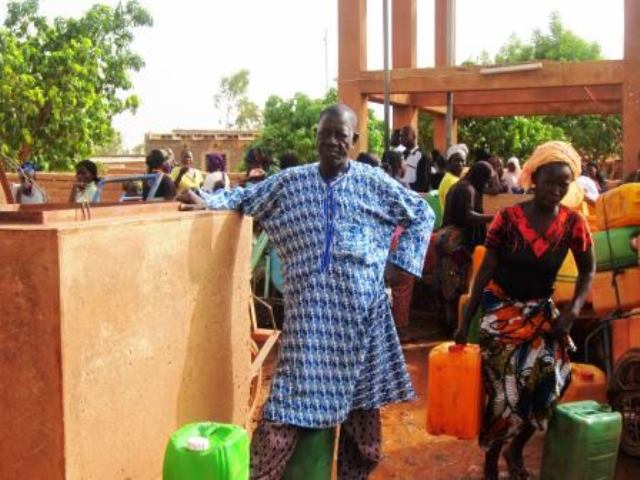 Monsieur Amadou Konfé,propriétaire du forage remercie le MPP pour son appui l'équipement du forage par un groupe électrogène puissant.