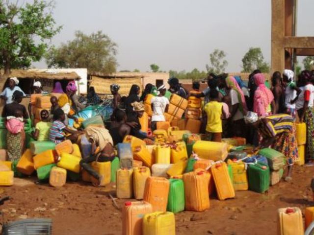 Des bidons d’eau pour l’approvisionnement des familles en eau potable à raison de 10 FCFA le bidon. (Photo laborpresse.net)