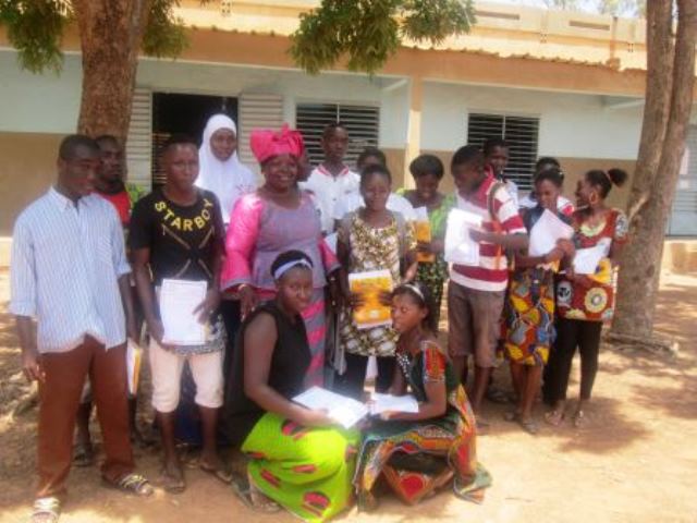 Une vue partielle d’élèves admis au BEPC et BAC 2015 au Lycée privé la Cour du Savoir lors d’une photo de famille avec la Directrice du Lycée Mme Bambara /Titienga Noélie qui leur a offert des cadeaux et lettres de félicitation.
