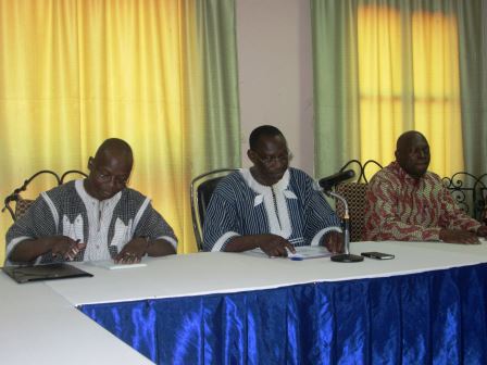 Le secrétaire général du premier ministère, Youma Zerbo (au milieu) a présidé la cérémonie d’ouverture du séminaire de Kombissiri.