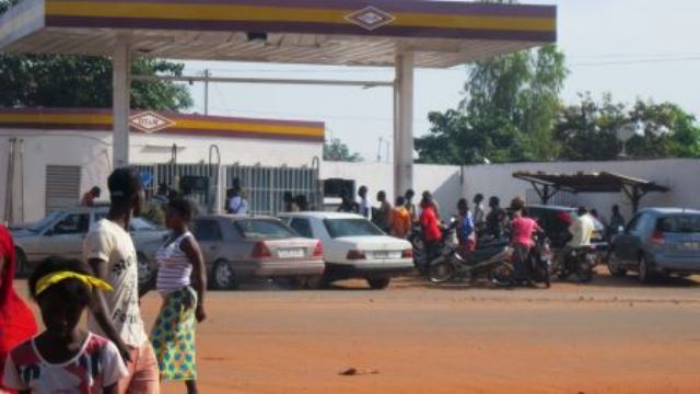 Une scène d'attroupement dans une station d'essence à Ouagadougou le 21 septembre 2015.