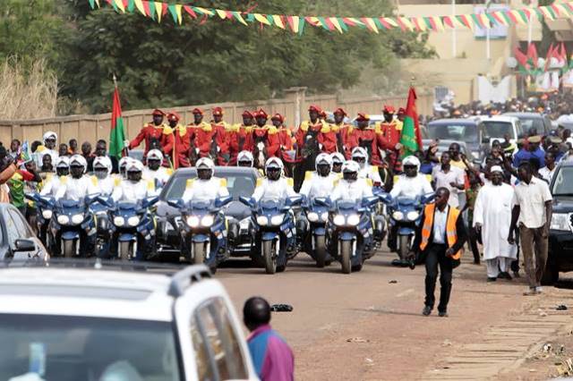 L'escorte du Président Roch Marc Christian Kaboré suite à son investiture le 29 décembre 2015 au Palais omnisports de Ouaga 2000.