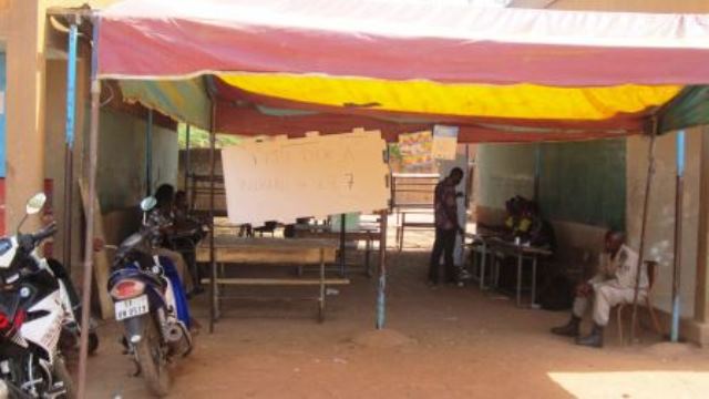 Un bureau de vote  vide dans la matinée du 22 mai 2016 à Ouagadougou.