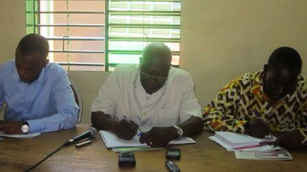 Le présidium de la conférence de presse du PDS/METBA.Aziz Diallo(à gauche)fils du défunt Arba Diallo ,député et candidat aux municipales.