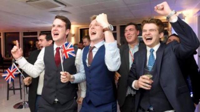 Des supporters britanniques de la sortie de l'UE fêtent leur victoire, ici à Londres. REUTERS/Toby Melville TPX IMAGES OF THE DAY