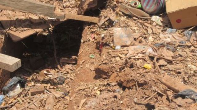 Image des caniveaux bouchés d'ordures aux abords du CHU Yalgado Ouédraogo de Ouagadougou.