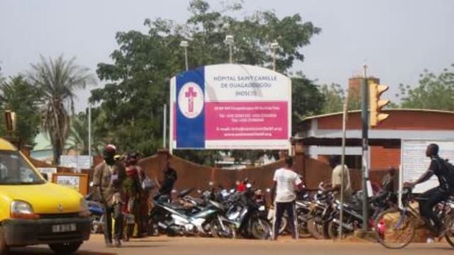 L'entrée principale de l'HOSCO dans le quartier 1200logements de Ouagadougou.