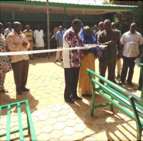 L'inauguration de l'extension de l'espace d'accueil pour accompagnants de malades aux urgences médicales du CHU Yalgado de Ouagadougou le 26 novembre 2016 par le PDG d'Abdoul Services et la Direction générale de l'hôpital.