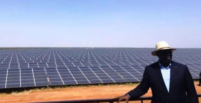Sénégal: Macky Sall inaugure la plus grande centrale solaire d’Afrique de l’Ouest