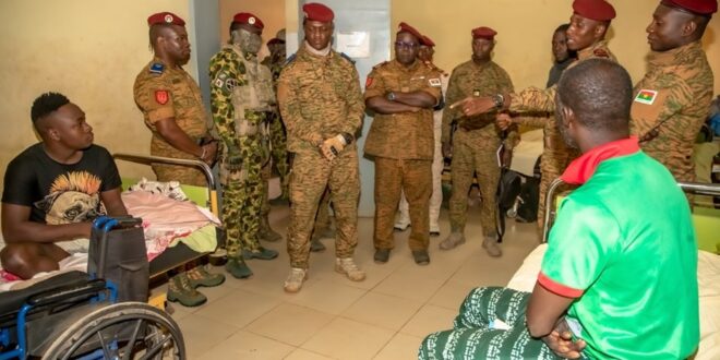 OUAGADOUGOU :le président Ibrahim Traoré visite les soldats blessés dans la lutte contre  le terrorisme et donne des instructions pour l’accélération des mesures sociales pour  les veuves et orphelins