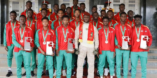 Coupe d’Afrique des Nations (CAN) catégorie football des cadets : les Etalons du Burkina Faso ont  présenté  leur médaille de bronze au Chef de l’Etat le 22 mai 2023